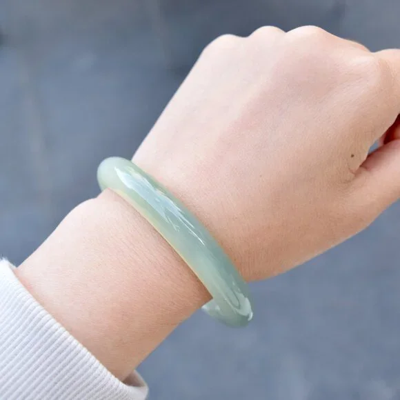 Elegant Jade Green Bracelet - Picture 4 of 6